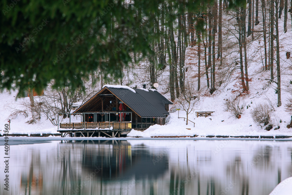 Obraz premium capanno sul lago