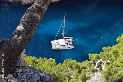 Un catamaran mouillant dans la Calanque d'en Vau