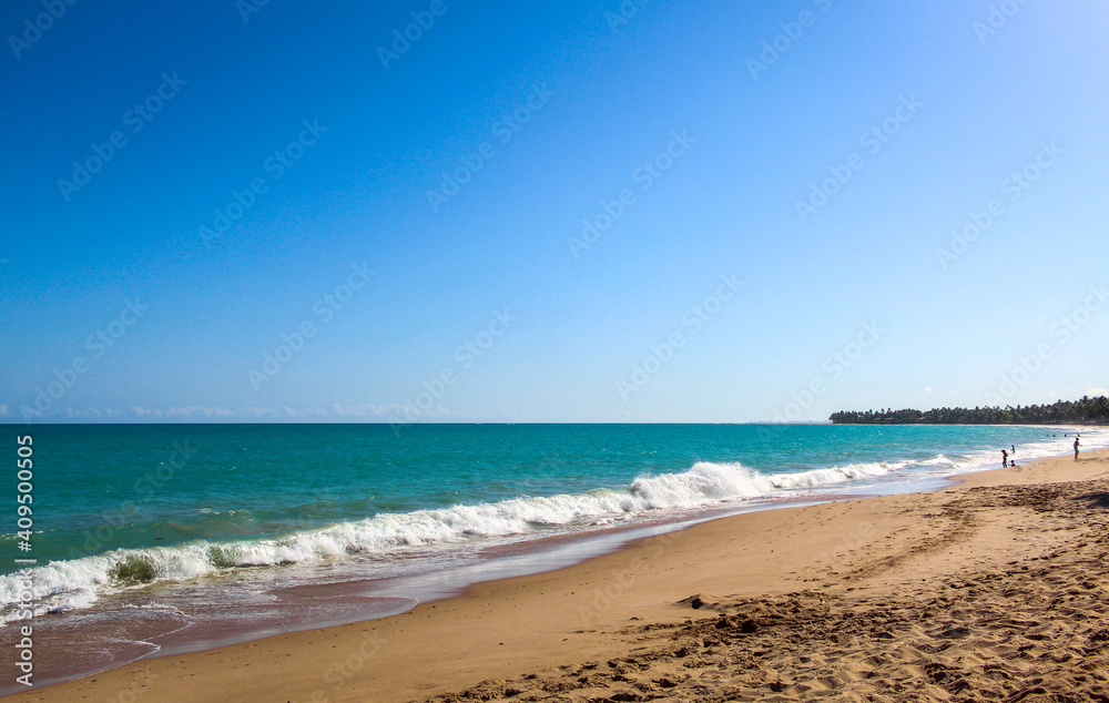 Praia com água cristalina e céu azul Praia com água cristalina e céu azul