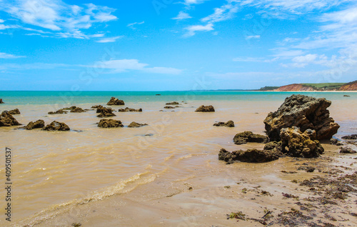 Praia com água cristalina e pedras no mar © Edilson