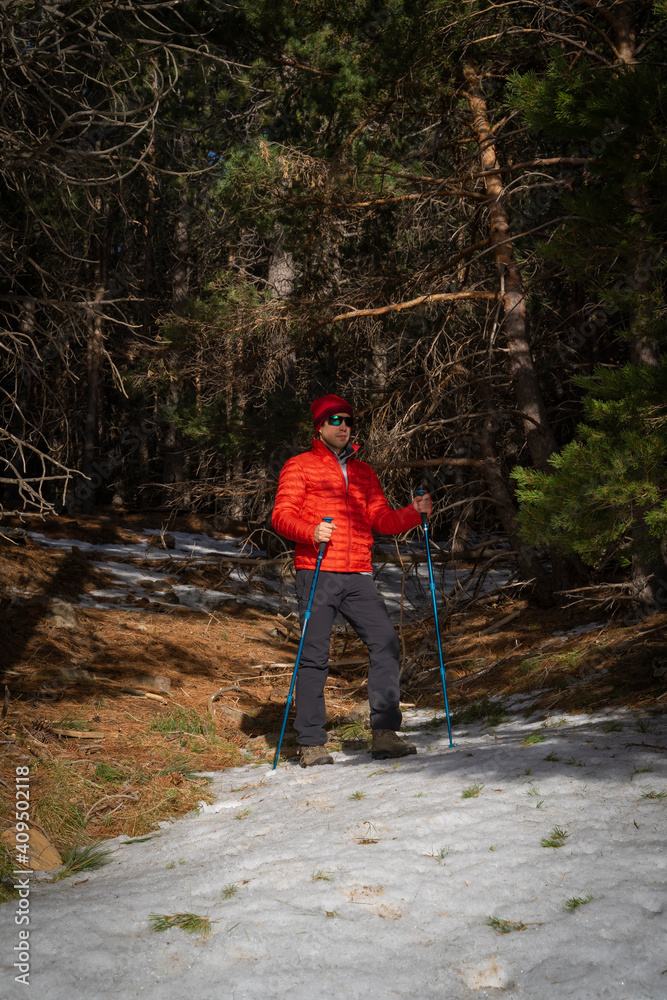 Obraz premium young man hiking on a snowy mountain