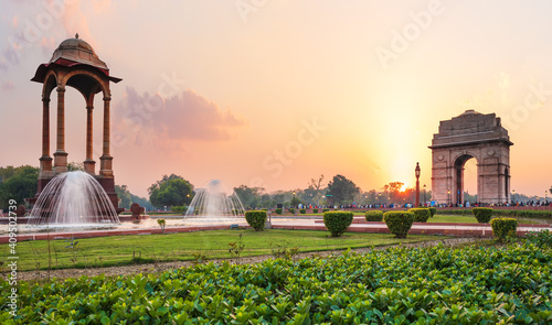 Tableau sur toile The Canopy and the India Gate at sunset in New Delhi, view from the National War