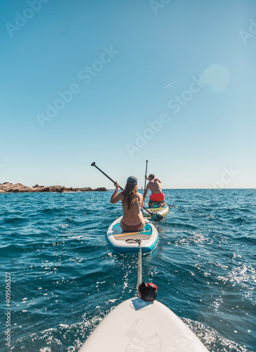 Foto A group of people paddle with SUP stand up paddle boards on a hot day in the Adr