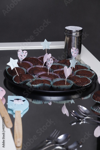 Muffiny czekoladowe ozdobione przyjęcie