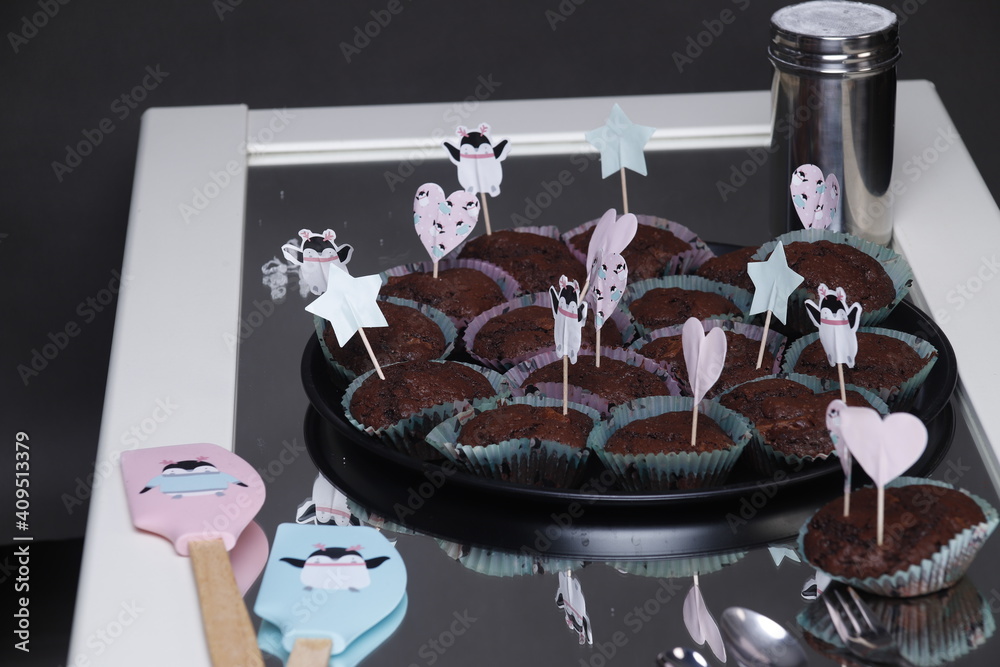 Muffiny czekoladowe ozdobione przyjęcie - obrazy, fototapety, plakaty 
