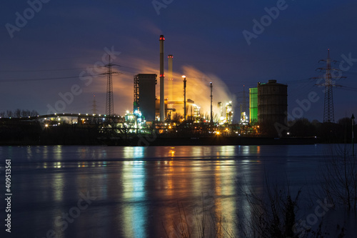 Photos Schwerindustrie Anlage am Wasser in blauer Stunde