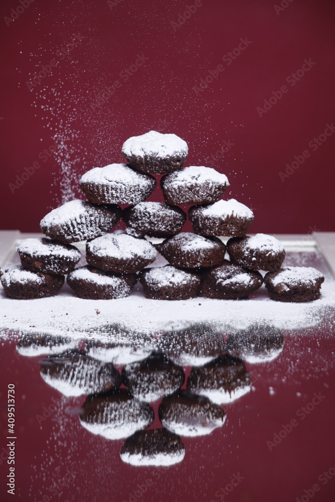 Muffiny czkoladowe piramida posypane cukrem pudrem - obrazy, fototapety, plakaty 