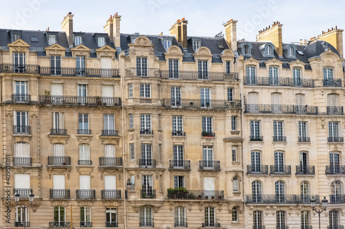 Foto Paris, narrow building boulevard Parmentier, typical parisian facade