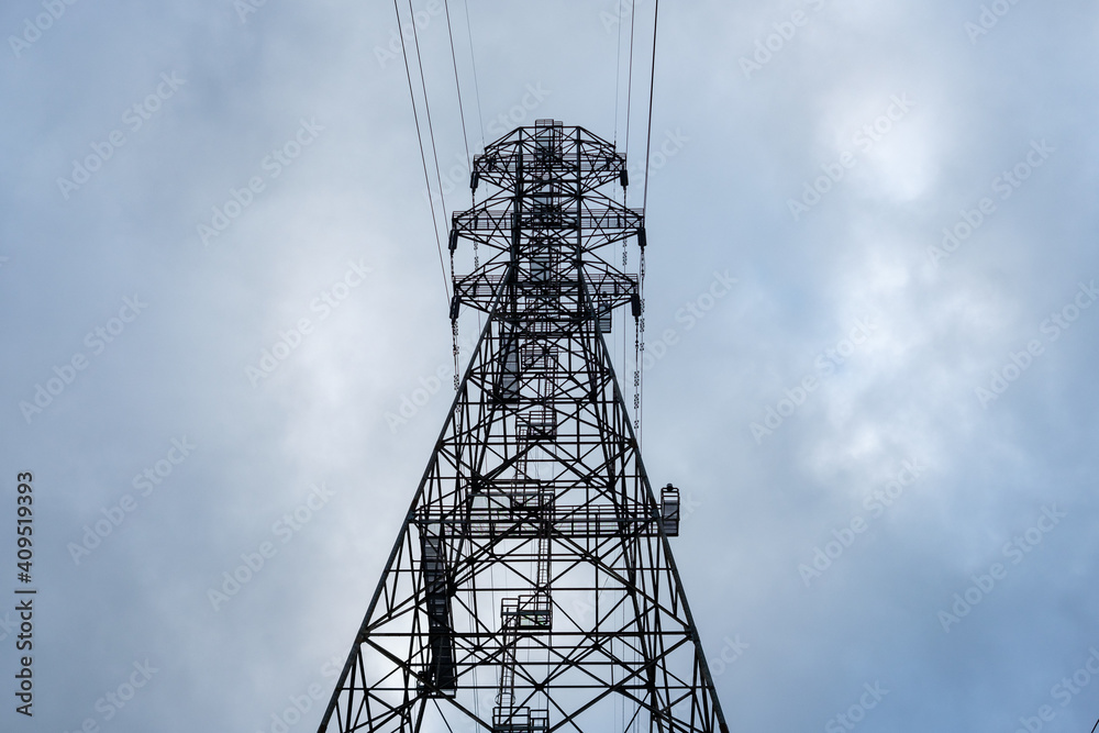 Overhead power line for transmitting electricity Overhead power line for transmitting electricity