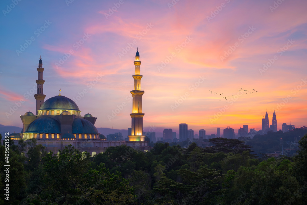 Obraz premium Tranquil scene of public mosque, Wilayah persekutuan mosque at sunrise in Kuala Lumpur, Malaysia