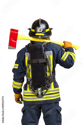 Photo Rear view of fireman in fire-proof uniform and hardhat with air tank on his back and axe on shoulders over white background isolated