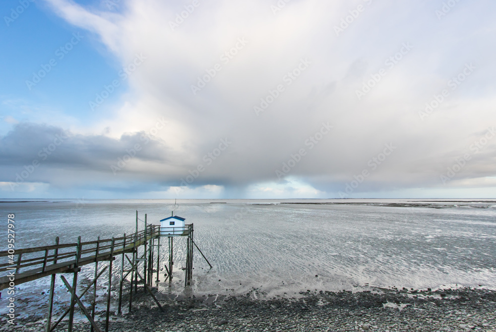 cabanes de pêcheurs sur pilotis en Charente Maritime près de la rochelle cabanes de pêcheurs sur pilotis en Charente Maritime près de la rochelle