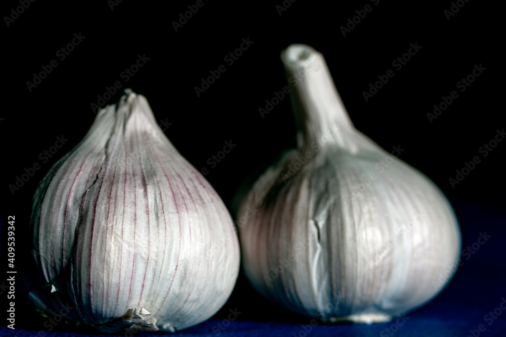 Obraz premium Fresh garlic at dark background