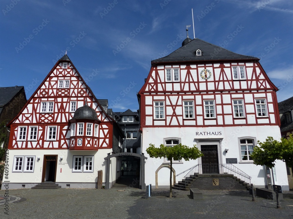 Altes Rathaus und Fachwerkhaus am Marktplatz in Kirchberg / Hunsrück