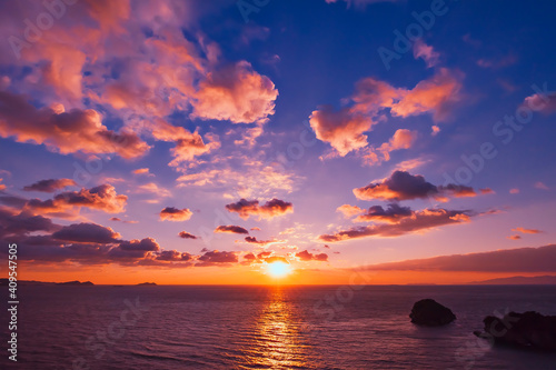 夕陽に染まる海、空、雲