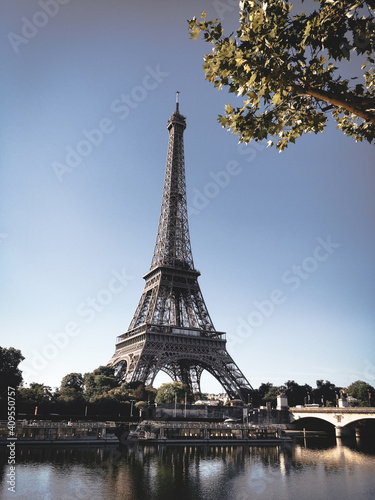 Eiffel Tower, Paris © Taran