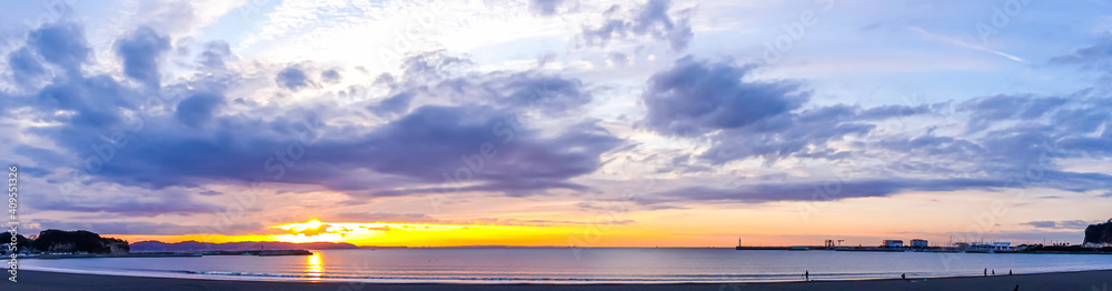 Fototapeta premium 【神奈川県 江ノ島】朝日に照らされた海