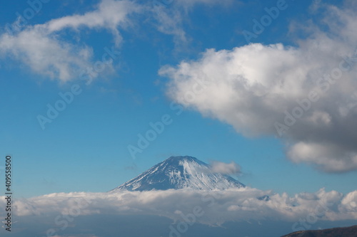 雲海から顔出す富士の山