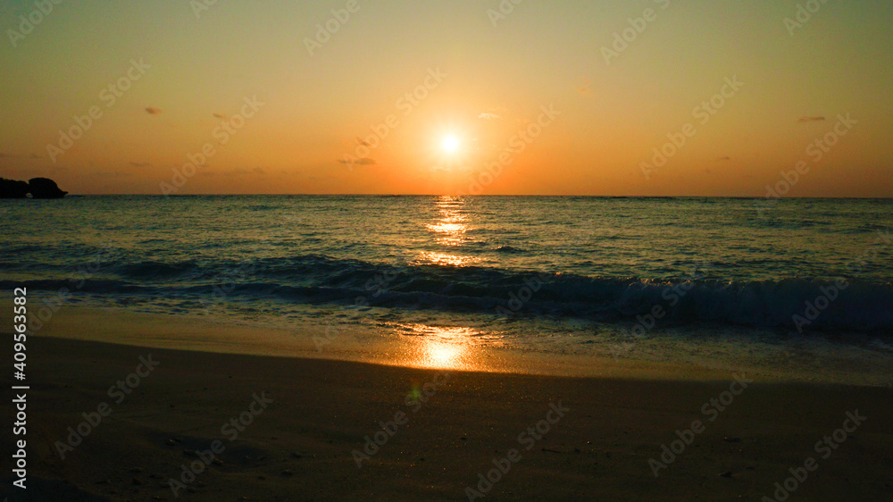 夕陽の沈む海