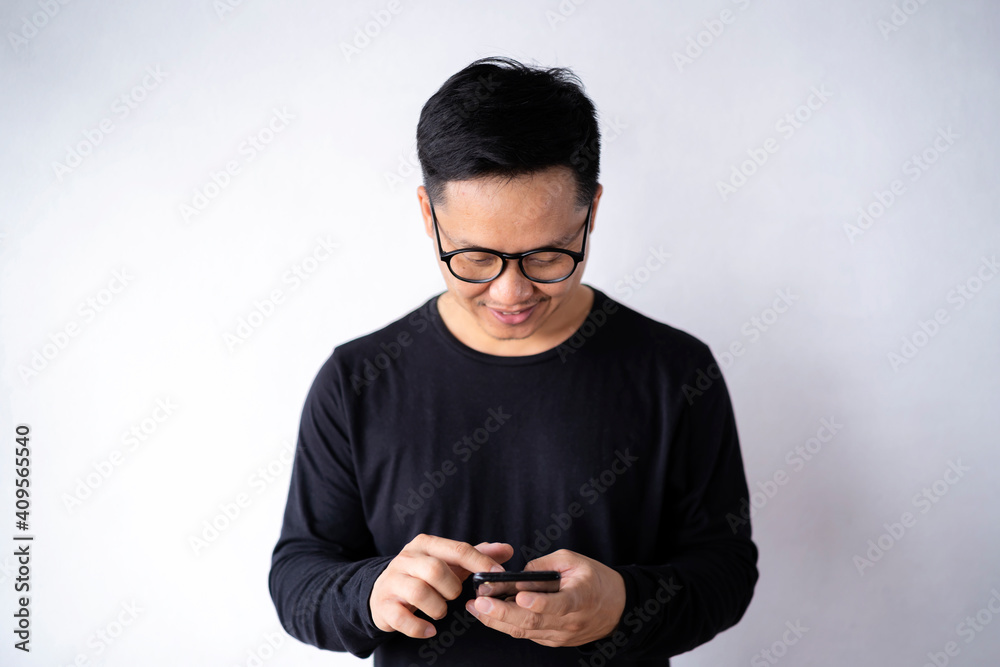 Asian men use smartphones to find what they are interested in. Asian men use smartphones to find what they are interested in.
