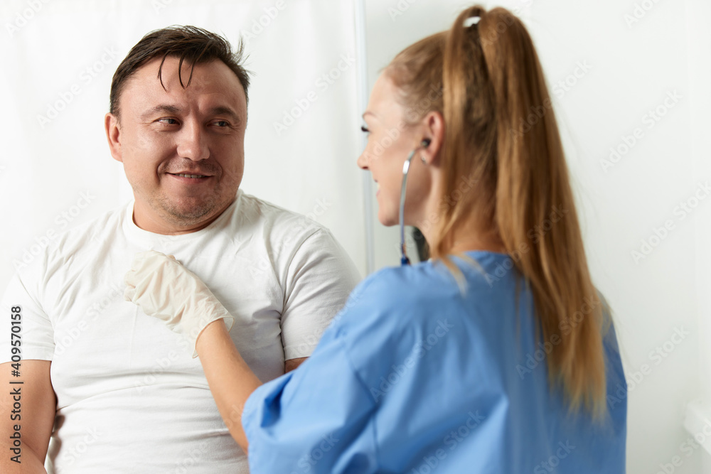 Obraz premium female doctor examining patient male health hospital