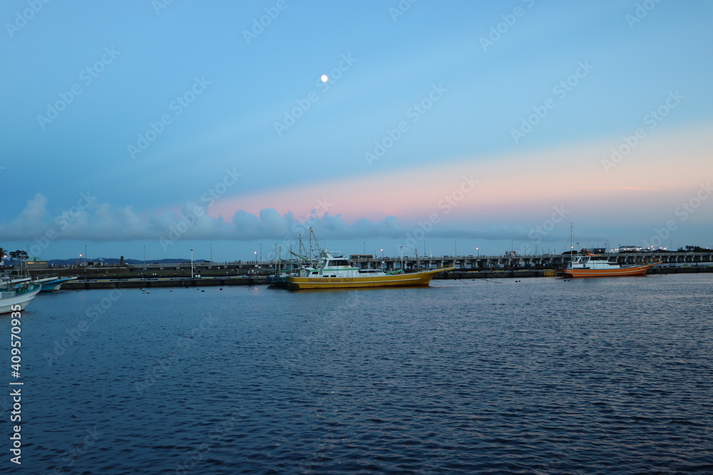 江ノ島海岸の夕暮れの珍しい細長い雲