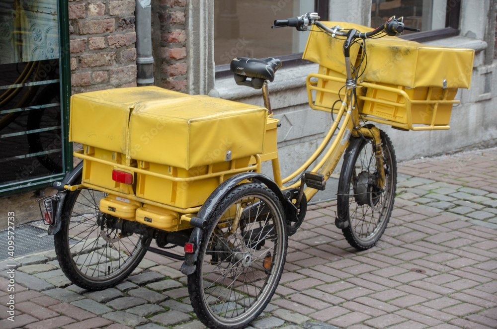 Ein gelbes Fahrrad der Post