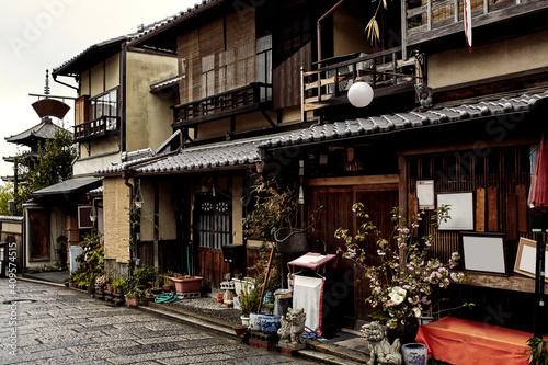 Fototapeta Naklejka Na Ścianę i Meble -  Traditional Japanese architecture in the Higashiyama District of Kyoto, Japan.  