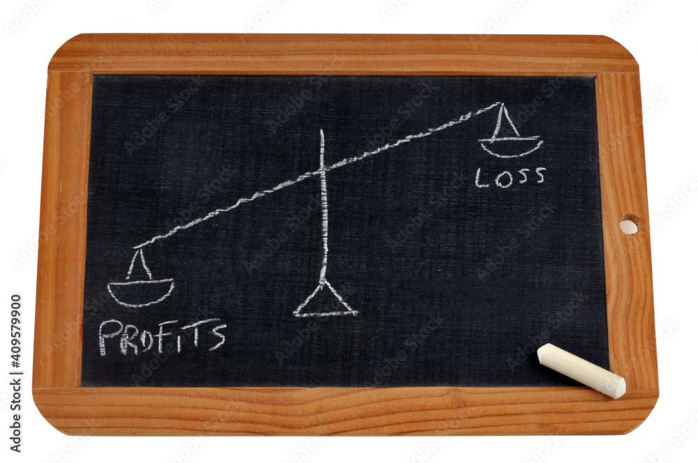 Concept de pertes et profits avec une balance dessinée sur une ardoise d'école Concept de pertes et profits avec une balance dessinée sur une ardoise d'école