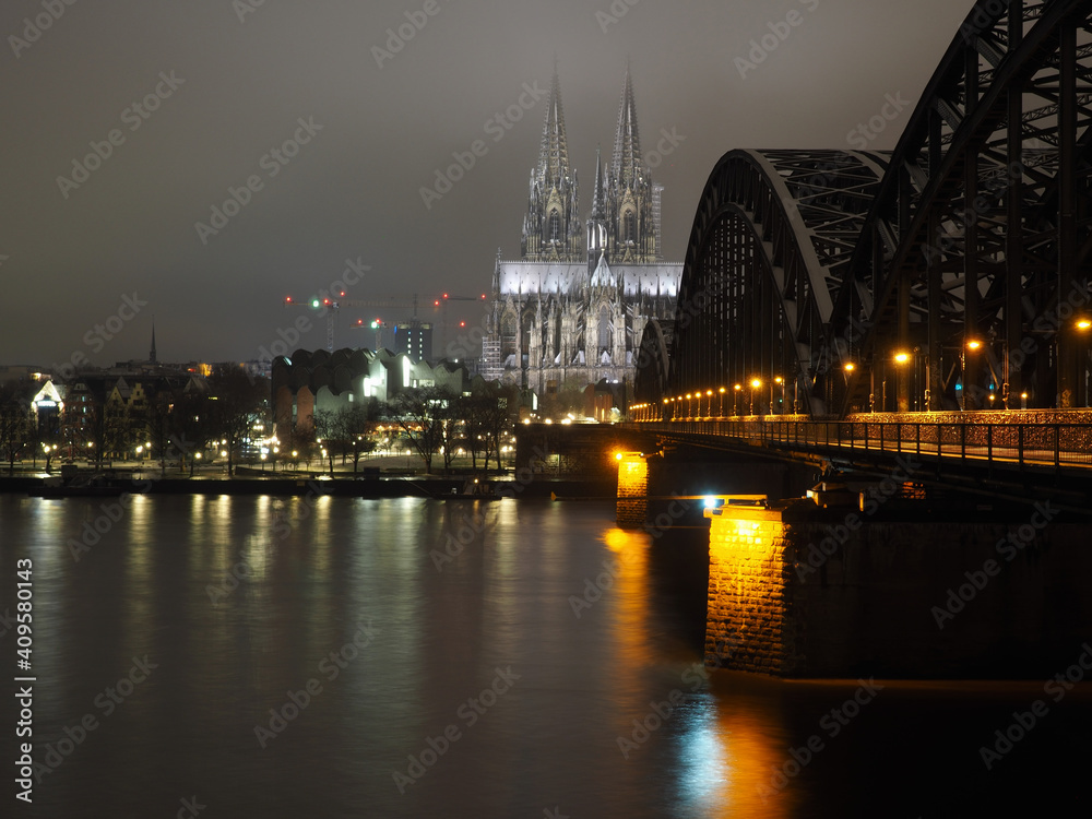 Fototapeta premium Kölner Dom Panorama am Morgenfrüh in Winter