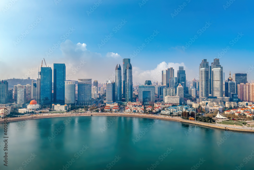 Obraz premium A panoramic aerial view of the architectural landscape and skyline of Qingdao Fushan Bay