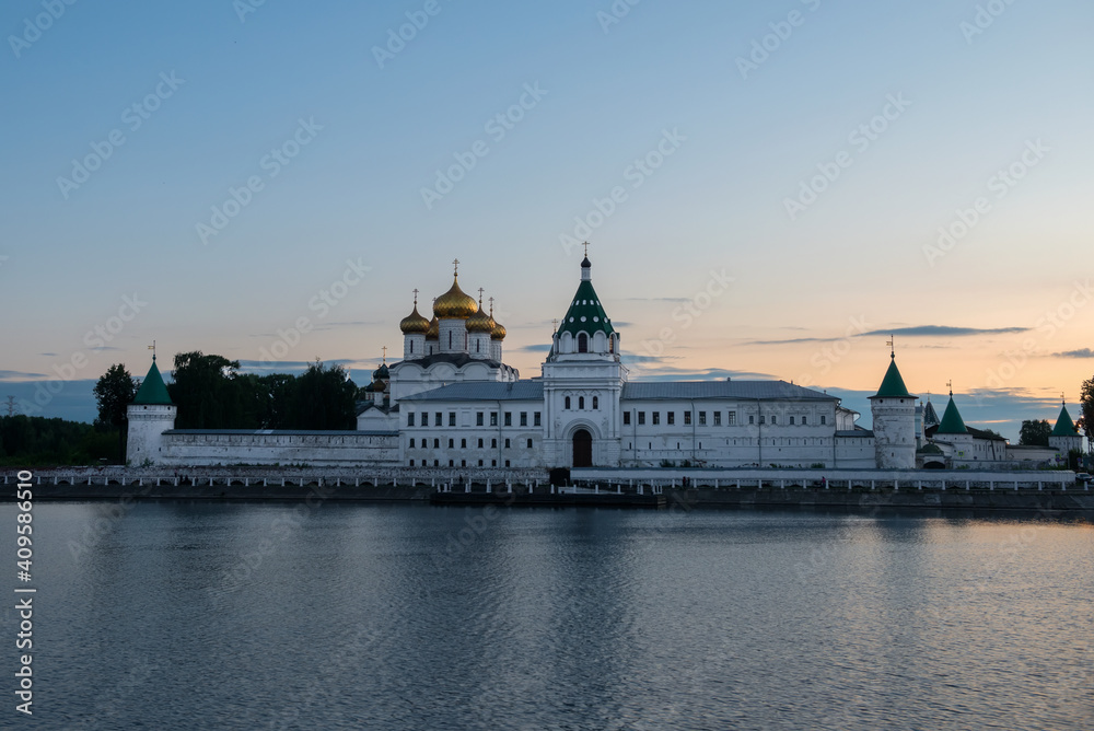 Fototapeta premium Holy Trinity Ipatiev Monastery on the sunset. Kostroma, Russia