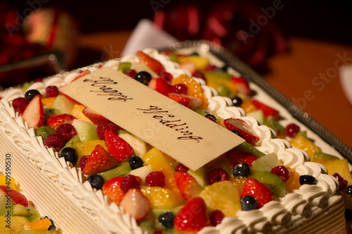 Fototapeta Naklejka Na Ścianę i Meble -  食べ物, デザート, ケーキ, フルーツ, イチゴ, 甘い, おいしい, チーズ, 赤, 新鮮, 食事, 軽食, 美食家, クリーム, ペイストリー, 皿, 健康な, ベリー, おいしい, トマト, ダイナー, パイ, 焼いた, レストラン,結婚式,結婚,お祝い,祝福