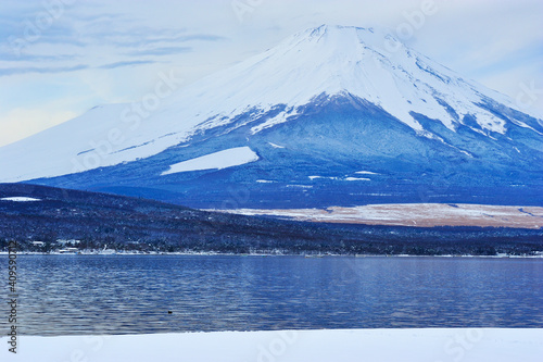 冬の山中湖と富士山