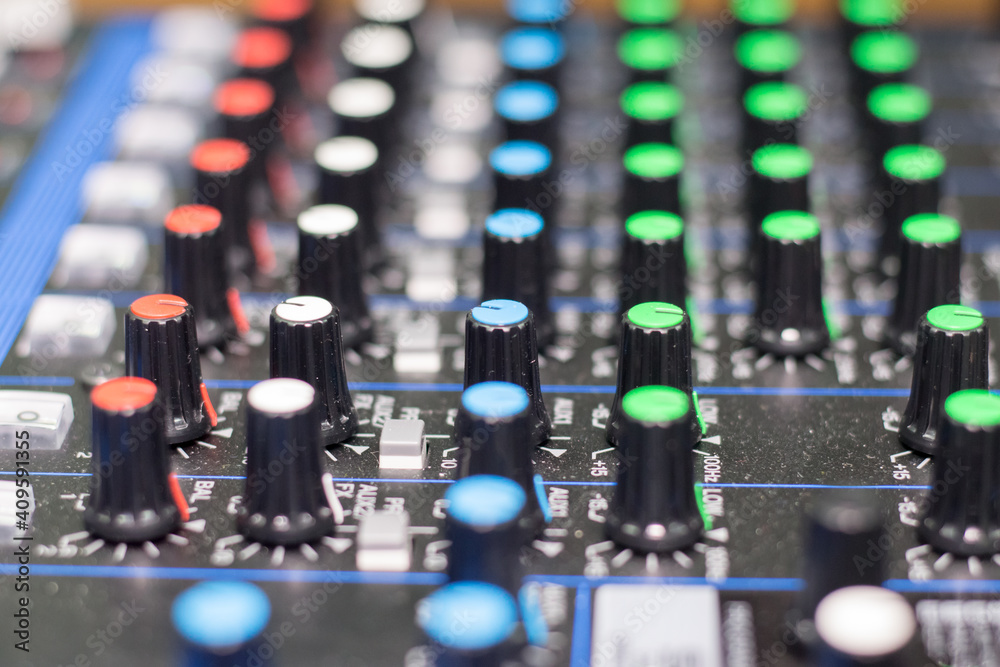 Video mixer for multi-camera live production Video mixer for multi-camera live production