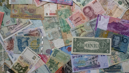 spread of notes of international currency