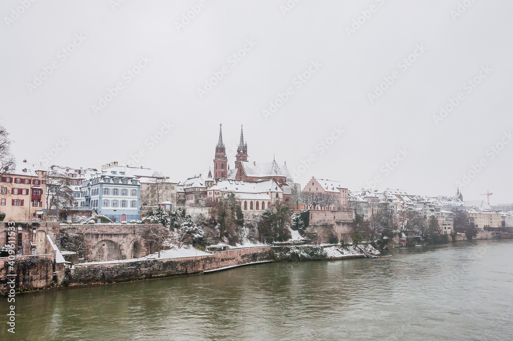 Fototapeta premium Basel, Münster, Kirche, Pfalz, Rhein, Rheinufer, Grossbasel, Altstadt, Altstadthäuser, Winter, Schnee, Schneedecke, Basel-Stadt, Schweiz