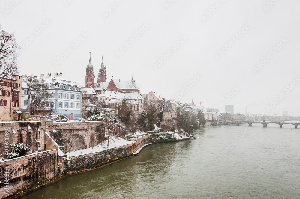 Obraz premium Basel, Münster, Kirche, Rhein, Rheinufer, Rheinbrücke, Rheinsprung, Grossbasel, Altstadt, Altstadthäuser, Winter, Schnee, Schneedecke, Basel-Stadt, Schweiz