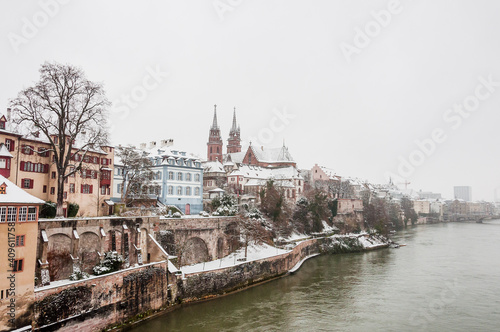 Basel, Münster, Kirche, Rhein, Rheinufer, Grossbasel, Altstadt, Altstadthäuser, Rheinbrücke, Winter, Schnee, Schneedecke, Basel-Stadt, Schweiz