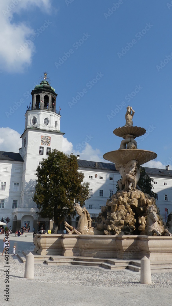 Obraz premium Residenzbrunnen und Residenzpalast in Salzburg, Österreich