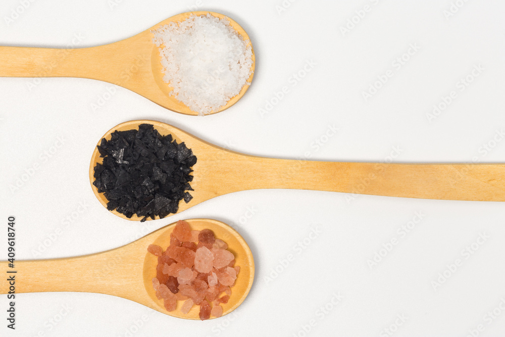 Tres tipos de sal, sal marina, sal negra de Chipre, sal rosa del Himalaya  Stock Photo