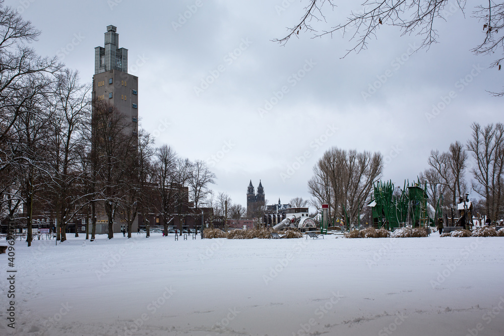 Magdeburg im Winter mit Albinmüllerturm und Dom zu Magdeburg im Stadtpark