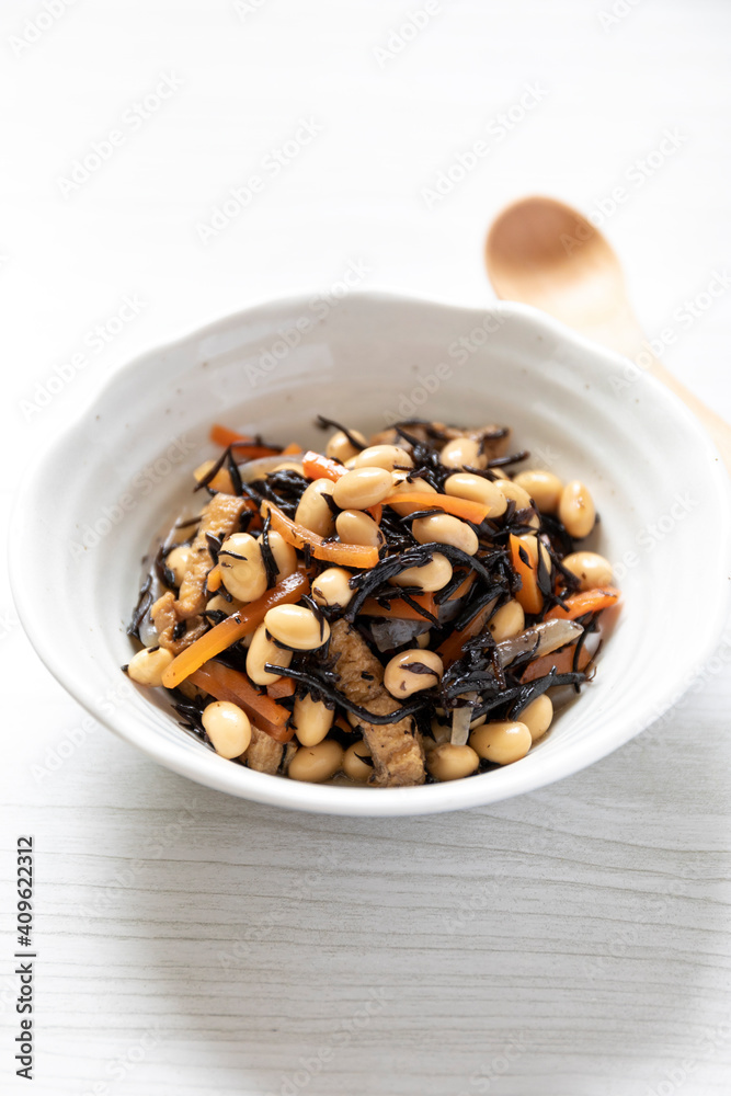 大豆とひじきの煮物と木のスプーン 大豆とひじきの煮物と木のスプーン