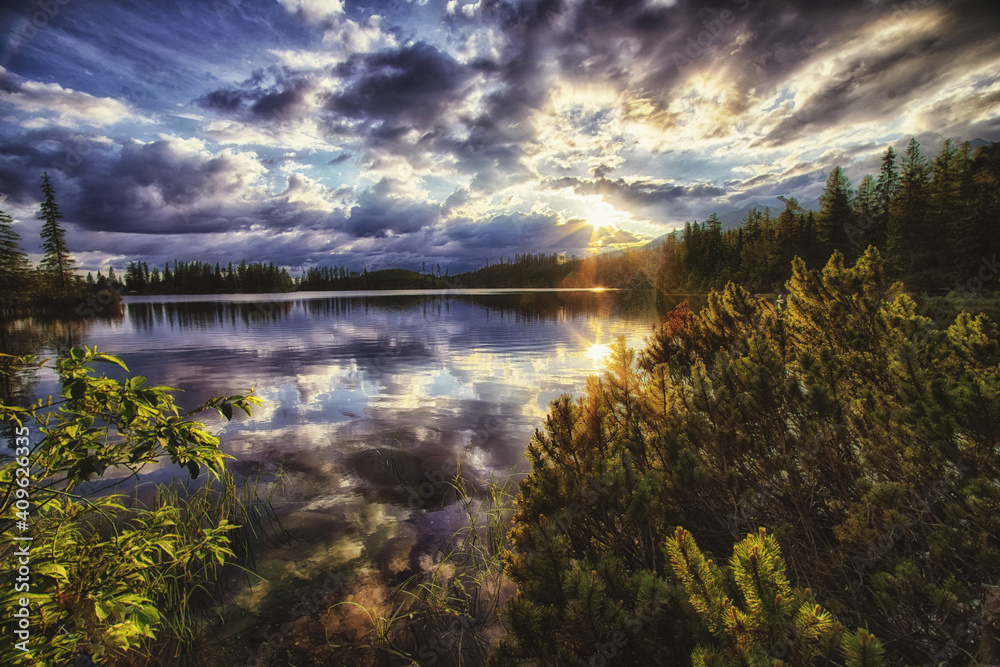 Obraz premium Beautiful landscape, lake with mountain in background.