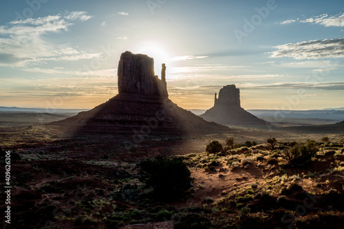 Sonnenaufgang mit wilden Pferden im Monument Valley, Arizona - USA.