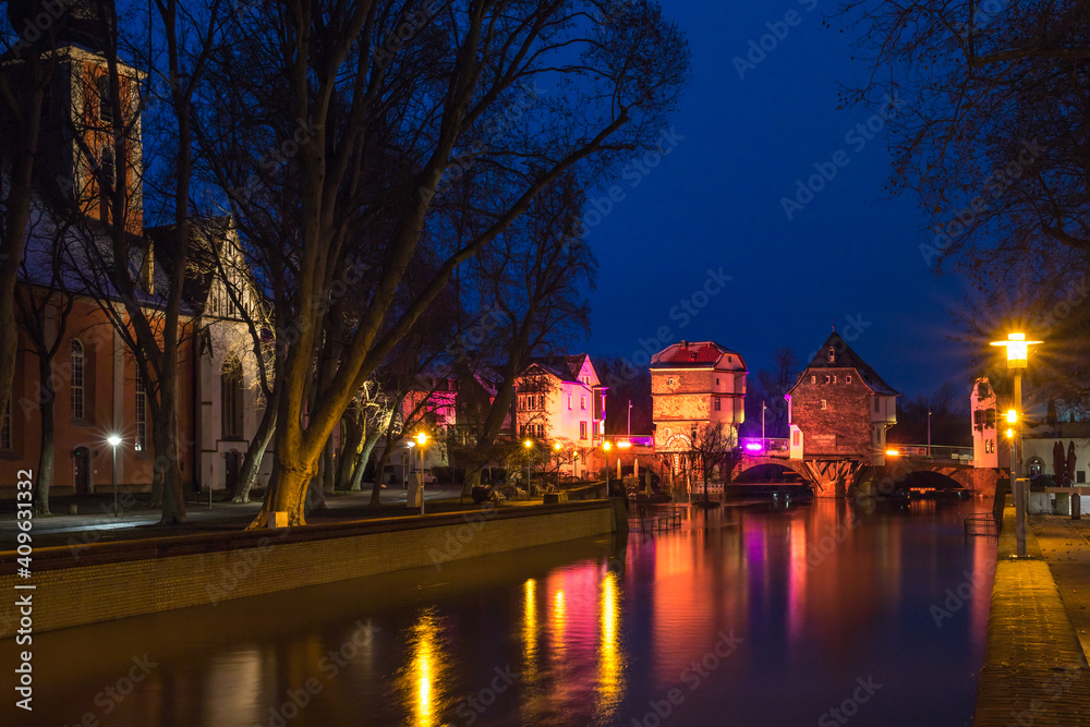 Beleuchtetes Wahrzeichen von Bad Kreuznach bei Nacht