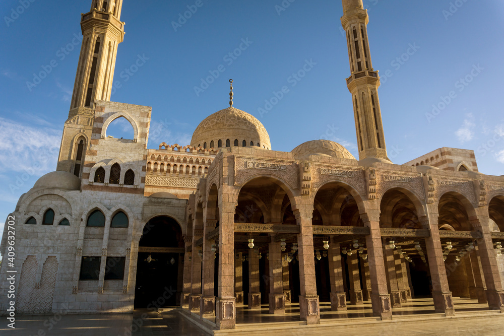 Fototapeta premium Fragment details of large mosque Islamic religion