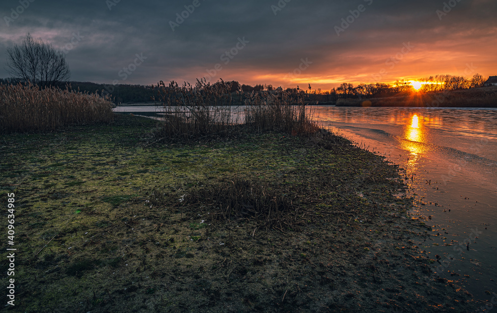 Obraz premium Sunrise on river