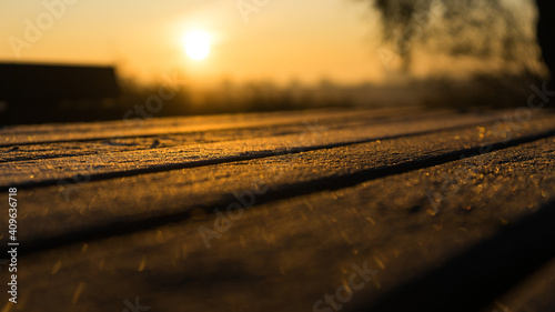 Holztisch beim Sonnenaufgang