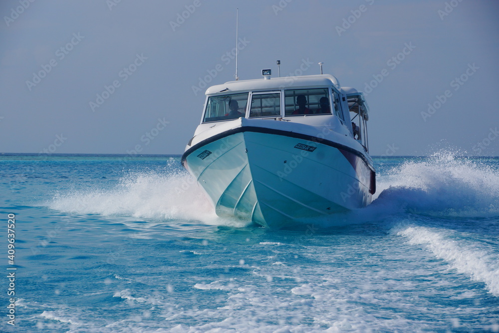 Naklejka premium motor boat on the sea